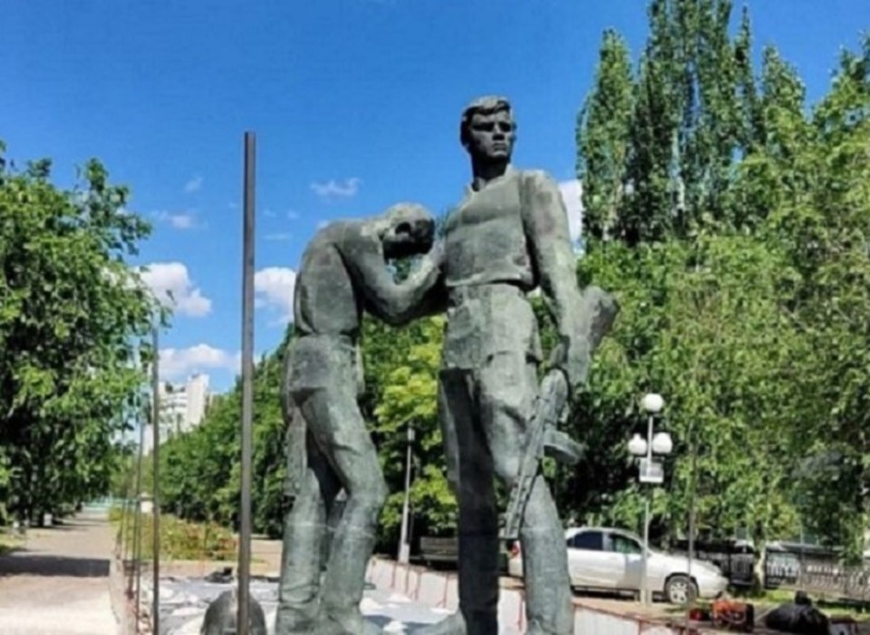Владимир Марченко проинспектировал ход работ по восстановлению памятника комсомольцам