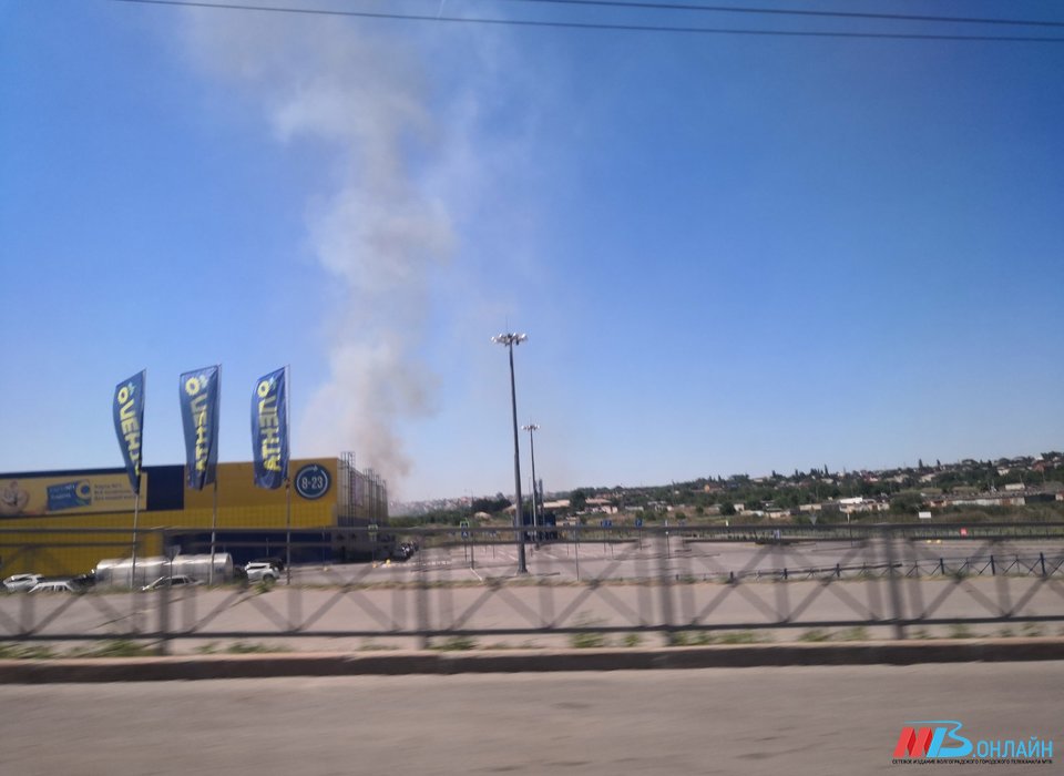 В Волгограде тушат крупный пожар