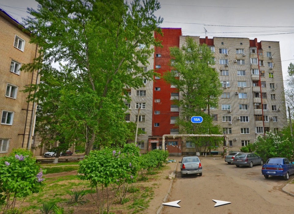 В Волгограде на тело выпавшего из окна пенсионера случайно наехал автомобиль