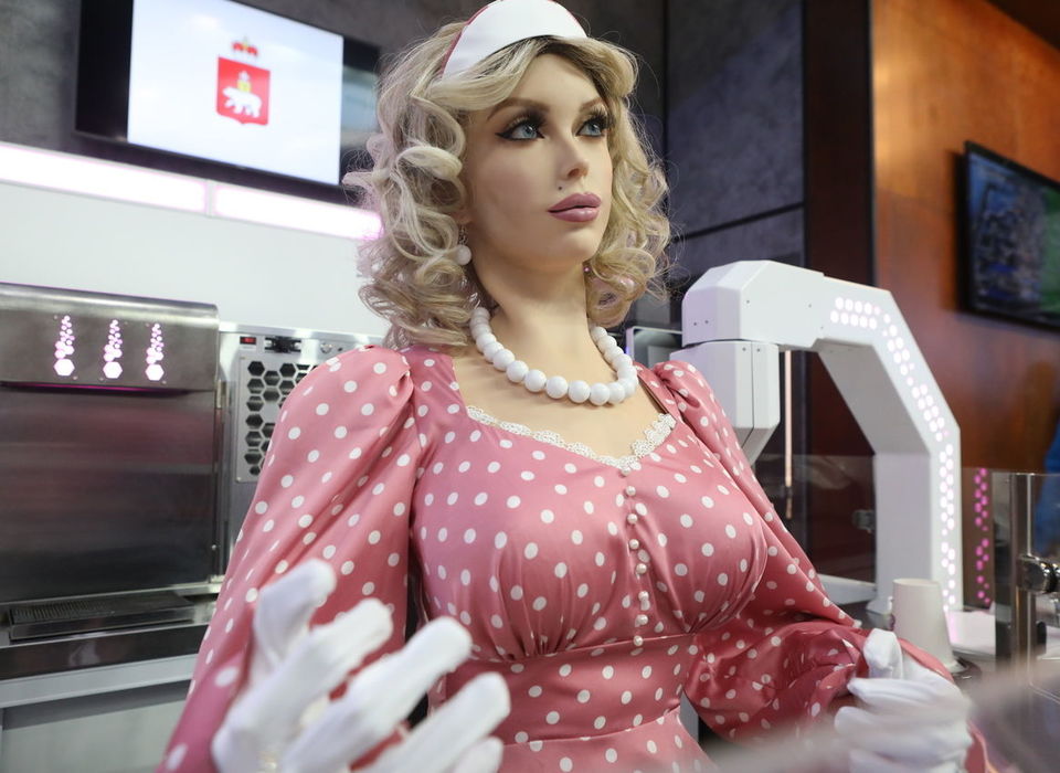 Робот Дуняша угощает гостей ПМЭФ-2022 кофе и мороженым