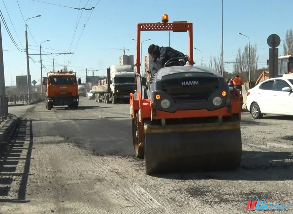 С начала года в Волгограде восстановили 200 тыс. квадратных метров дорог и тротуаров