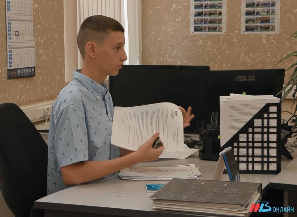 Подросток подрабатывает. Школьники подрабатывают. Подросток устраивается на работу. Подросток подрабатывает. Школьники подрабатывают. Подросток устраивается на работу.