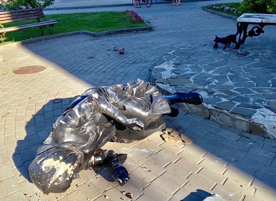31-летний рецидивист разбил памятник рукодельницам в Урюпинске