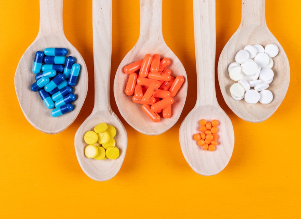 Доктор Мясников предупредил об опасности многих аптечных витаминов