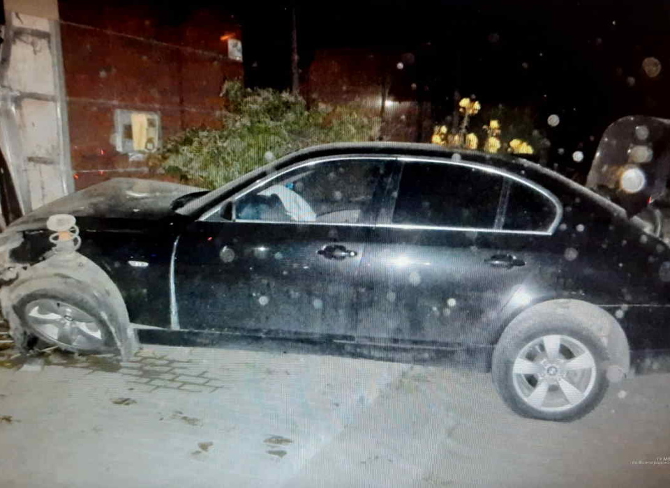 Автослесарь угнал BMW клиентки и въехал в магазин под Волгоградом