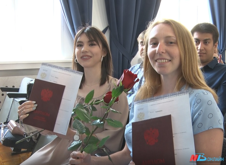 В Волгоградском политехе вручили дипломы выпускникам - дважды отличникам