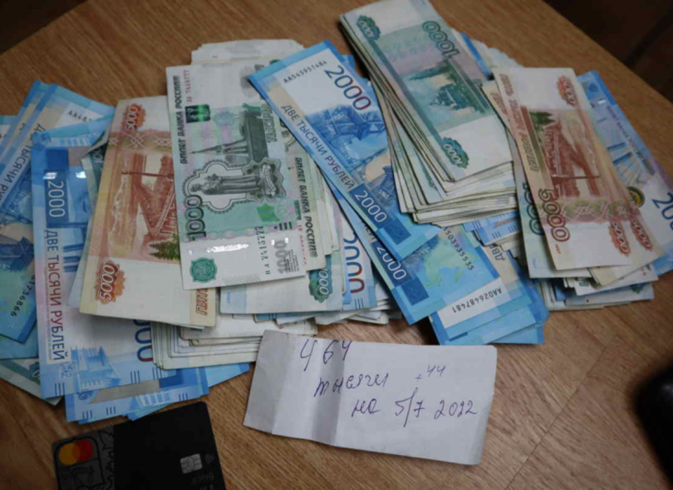В Волгограде задержали курьера, забиравшего деньги у пенсионеров за «ДТП»