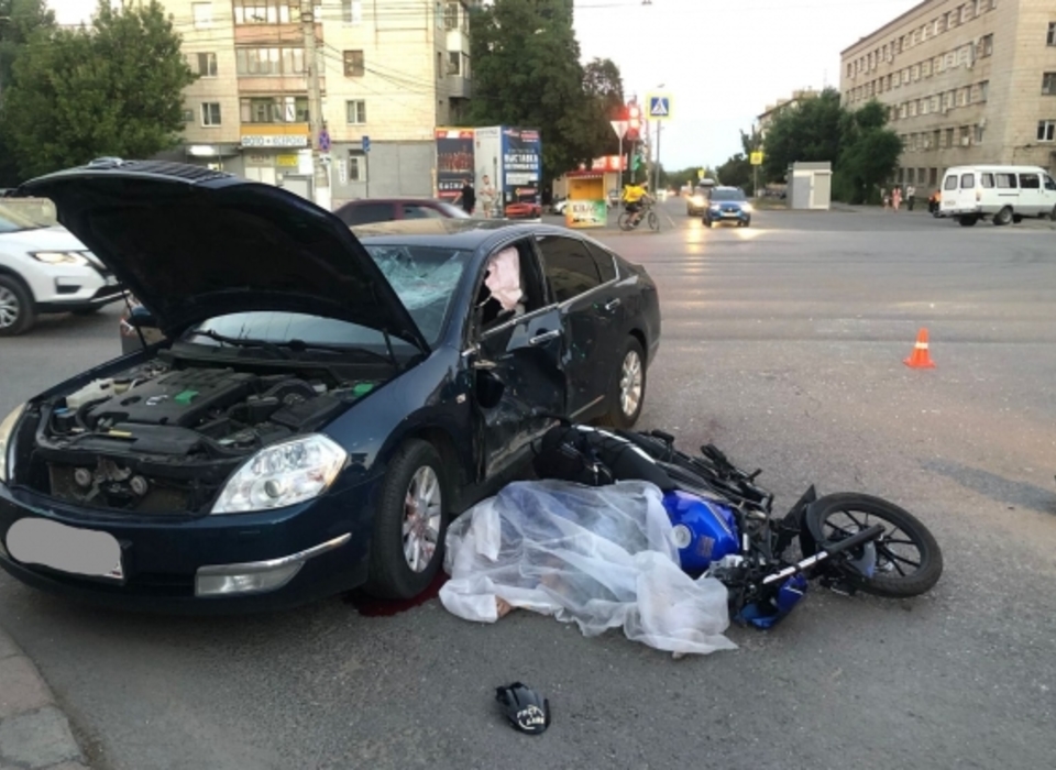 Мотоциклист погиб в ДТП у театра юного зрителя в Волгограде