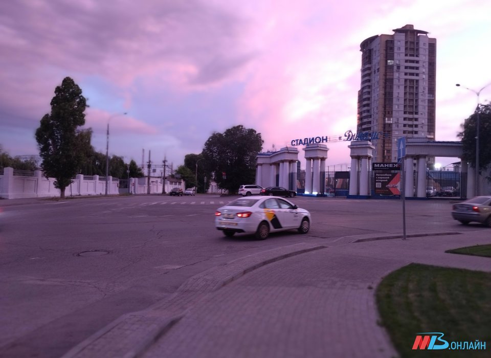 В Красноармейском районе Волгограда на глазах пассажира умер таксист