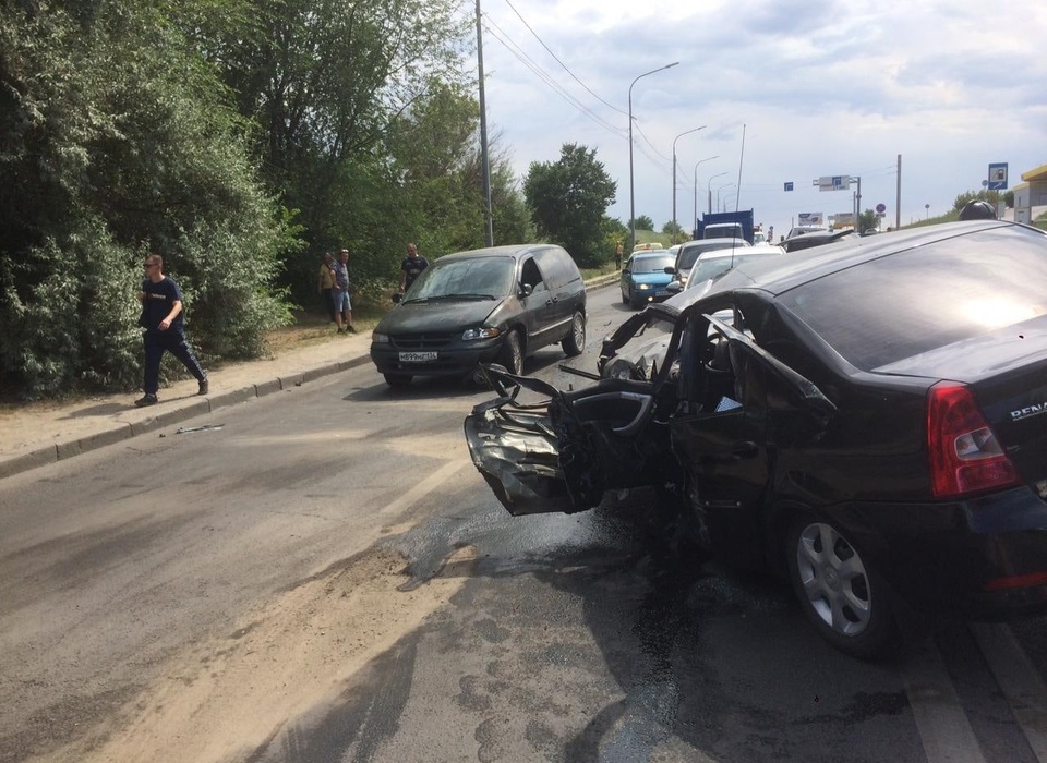 В массовом ДТП на улице Рокоссовского в Волгограде погиб 47-летний мужчина