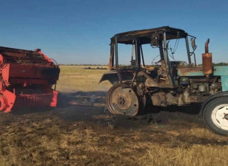 Волгоградец сжег два трактора и сено неприятеля на 1,5 миллиона рублей