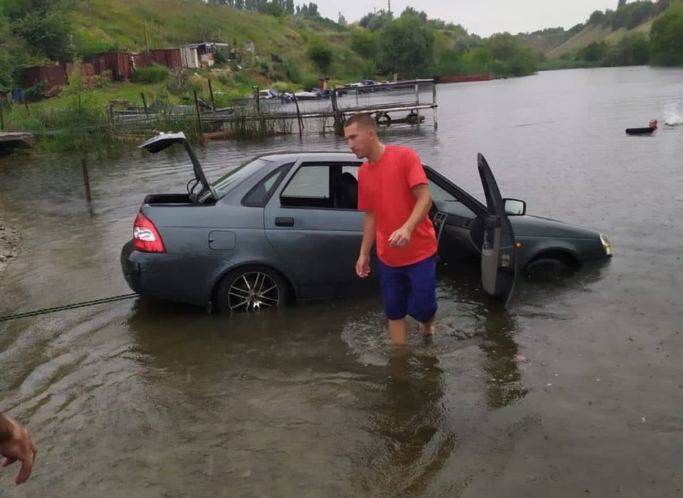 В Волгоградской области детей спасли из скатившейся в реку машины