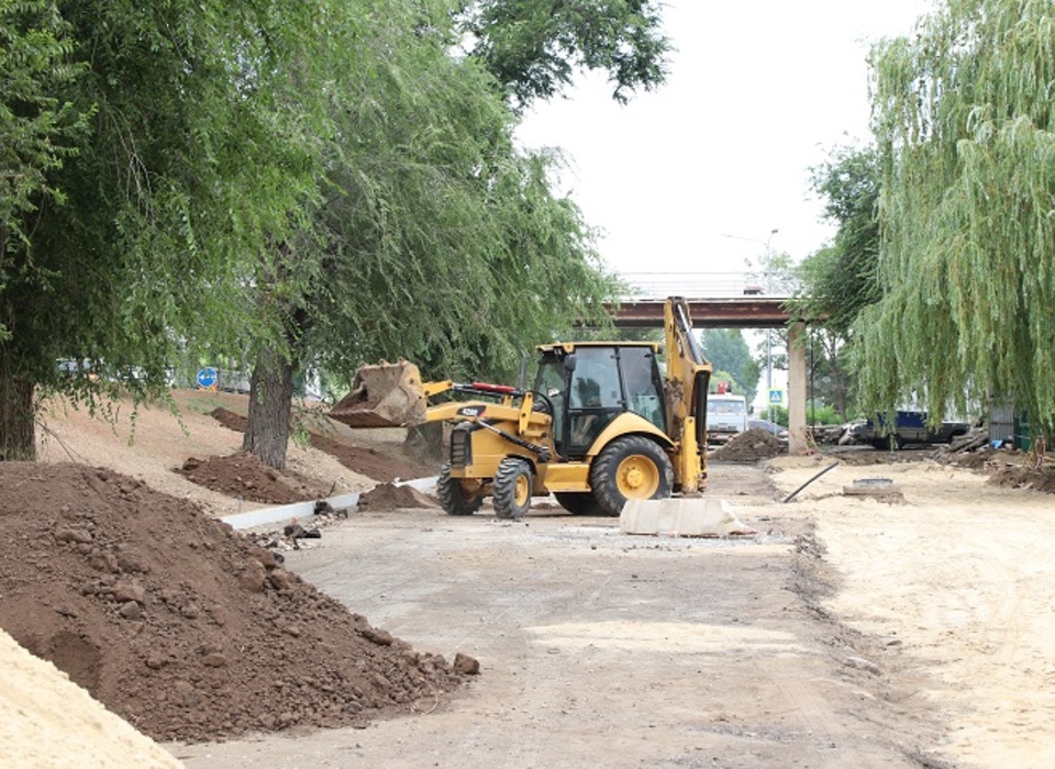 На участке склона между террасами набережной в Волгограде готовят слой почвы для озеленения