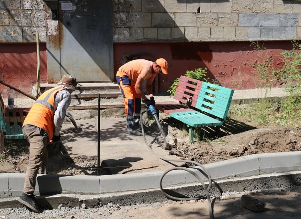 В семи районах Волгограда восстанавливают дворовые проезды