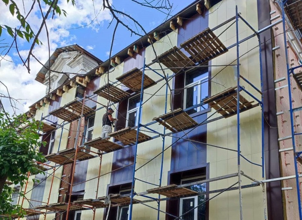 В Волгограде утепляют фасад школы на Ангарском