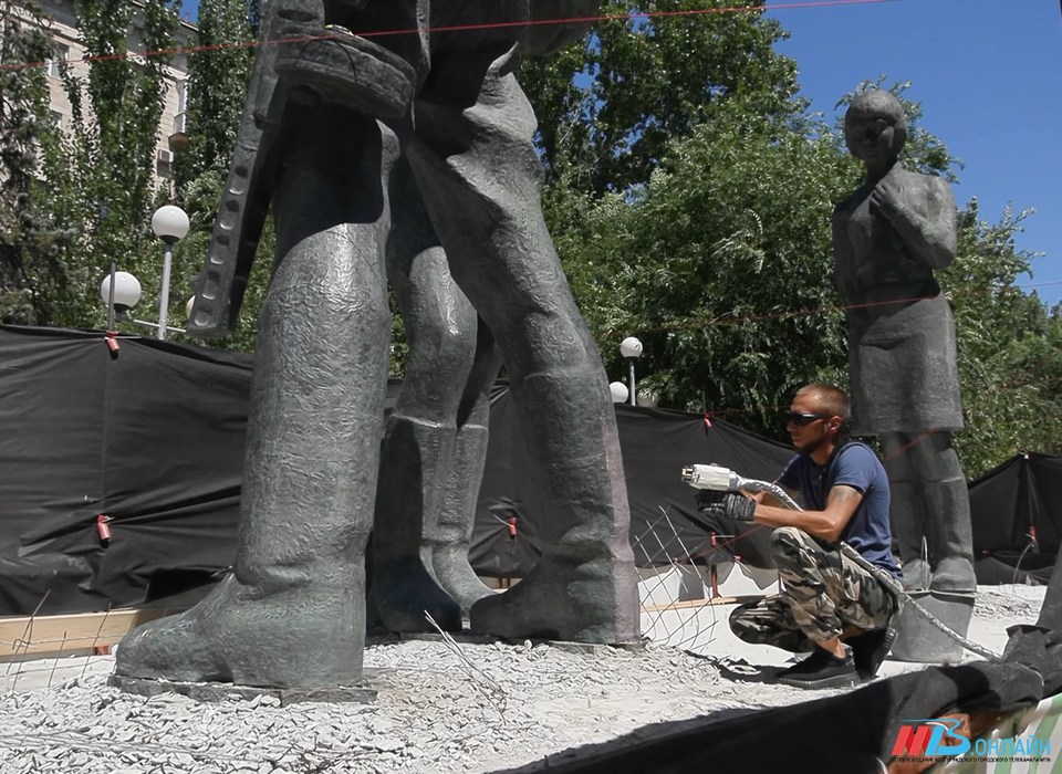 В центре Волгограда лазером очистили скульптуры комсомольцев-защитников Сталинграда