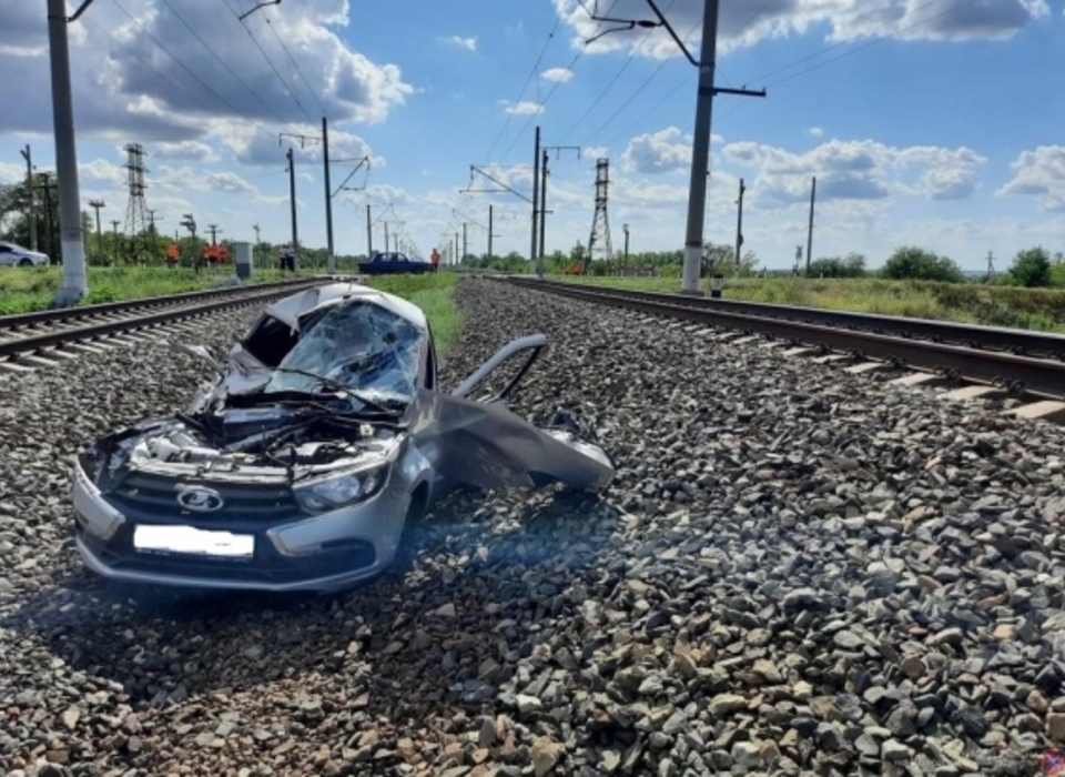 В Волгоградской области при столкновении легковушки и локомотива погибла женщина