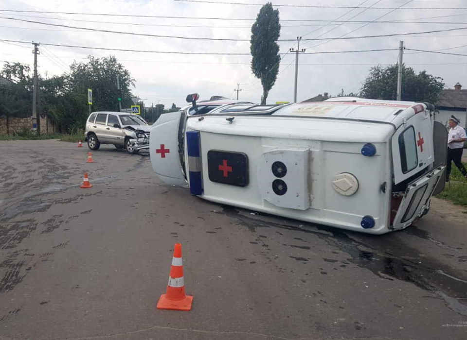 Утром 18 июля четверо пострадали в ДТП со скорой и иномаркой под Волгоградом