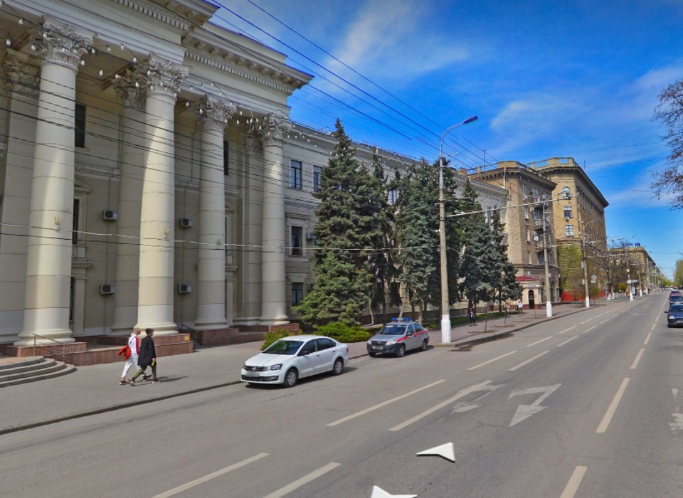 Три автомобиля столкнулись у здания обладминистрации Волгограда