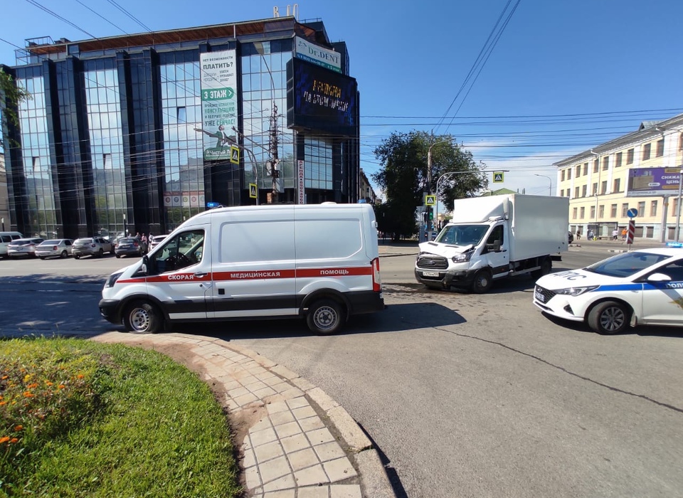 Скорая помощь с беременной пациенткой въехала в грузовик в Волгограде