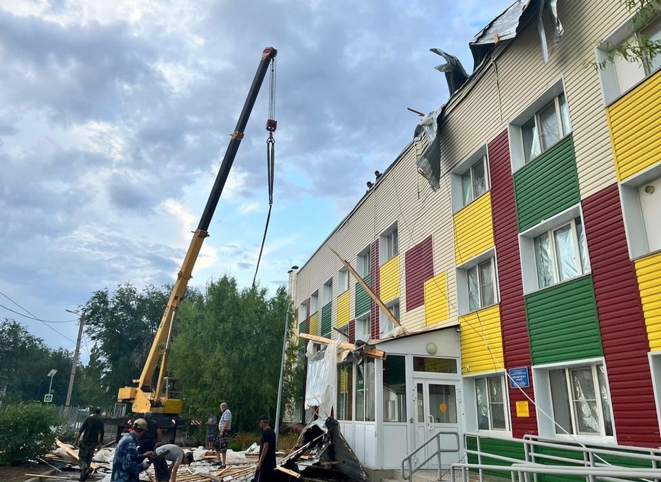 Штормовой ветер повредил крышу детского сада под Волгоградом