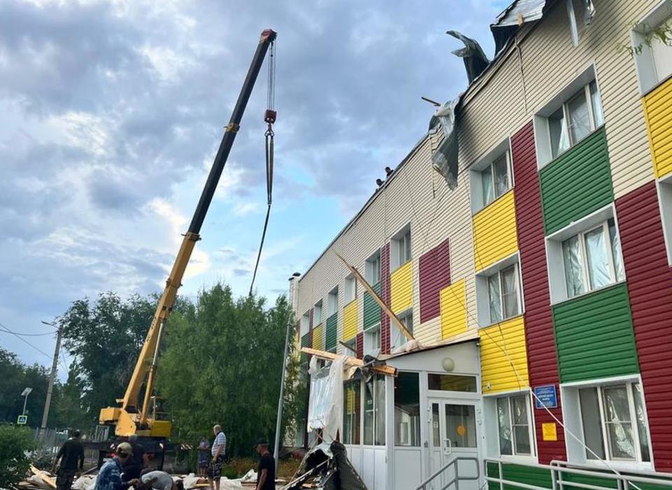 Ураган сорвал крышу детского сада под Волгоградом
