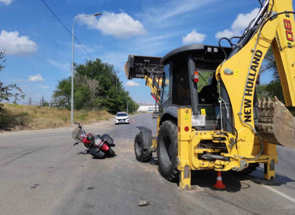 Мотоциклист скончался от травм после столкновения с трактором на севере Волгограда