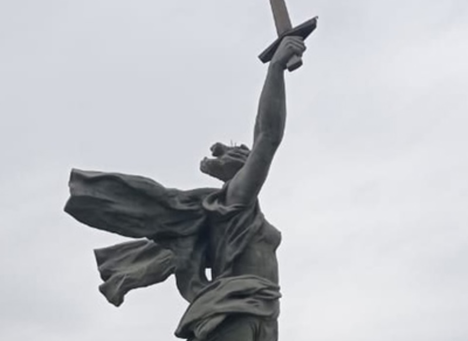 В Волгограде заметили букву Z на статуе «Родина-мать зовет!»