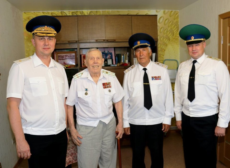 95-летнего ветерана поздравили с юбилеем в Волгограде