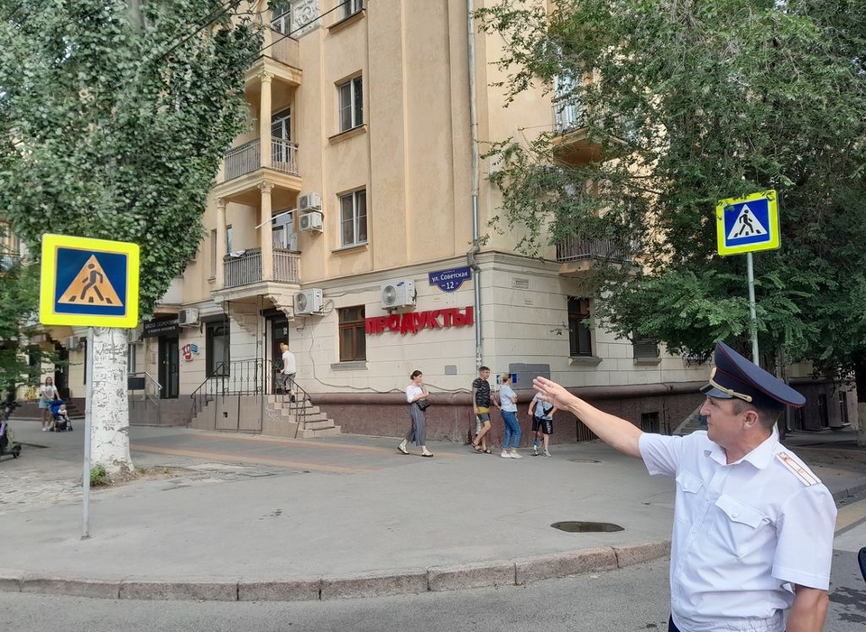 В центре Волгограда автоинспекторы проверили видимость дорожных знаков