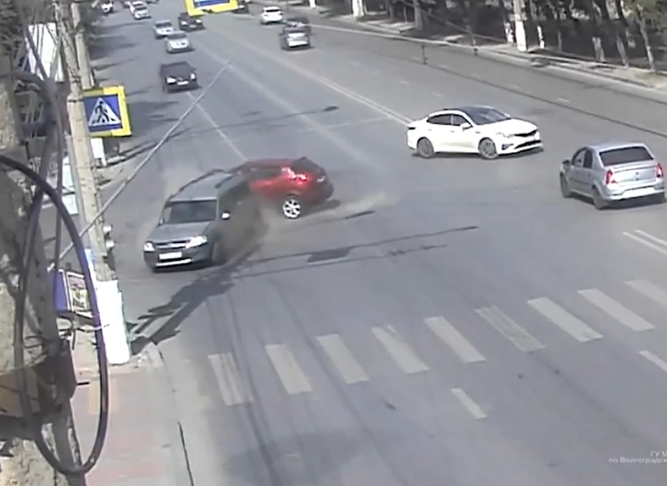 Регистратор снял столкновение Lada и Nissan в Волгограде