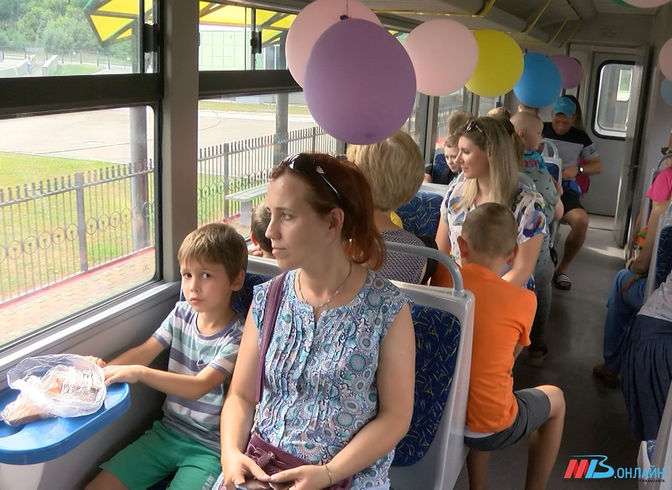 В Волгограде для многодетных семей устроили необычное приключение на детской железной дороге