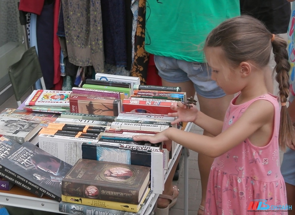 В центре Волгограда прошла гаражная распродажа винтажа и книг для благотворительности