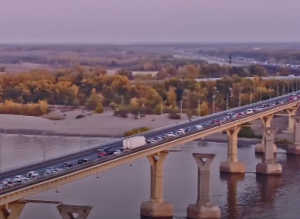В Волгограде из-за угрозы взрыва перекрыли «танцующий мост»
