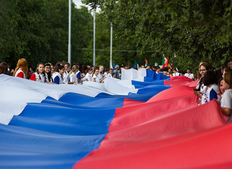На Мамаевом кургане в Волгограде 22 августа развернут 60-метровый флаг РФ