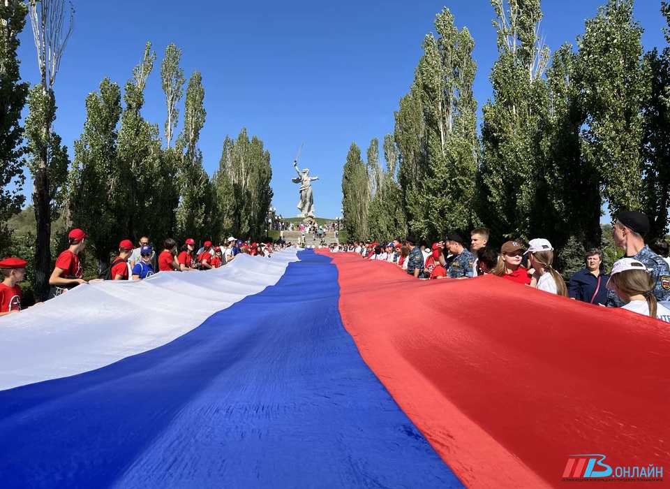 На Мамаевом кургане волгоградцы развернули огромный флаг России