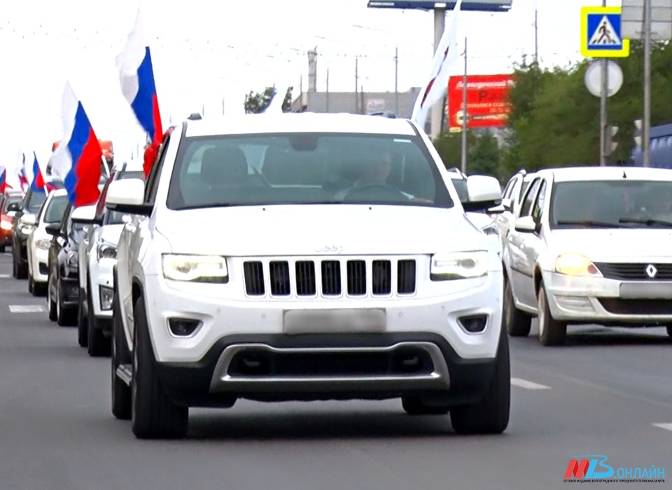 В преддверии Дня флага РФ по Волгограду промчалась автоколонна с российскими триколорами