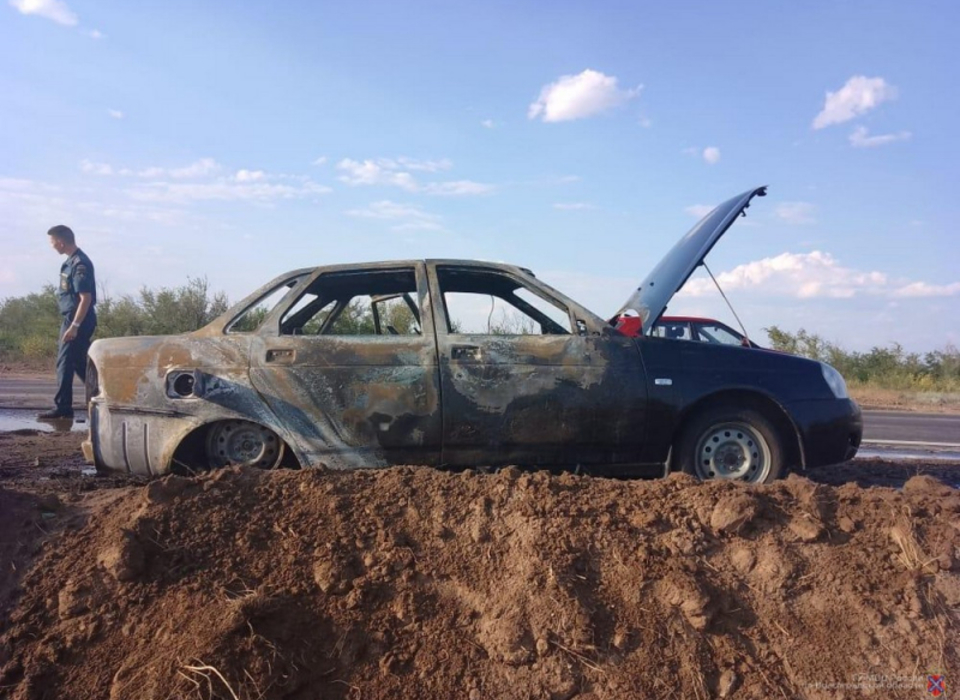 Четыре человека получили ожоги при возгорании автомобиля на волгоградской трассе