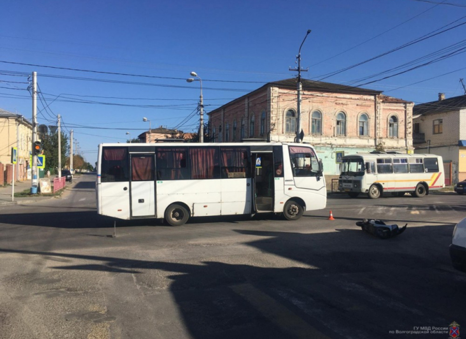 Подросток на скутере врезался в автобус под Волгоградом
