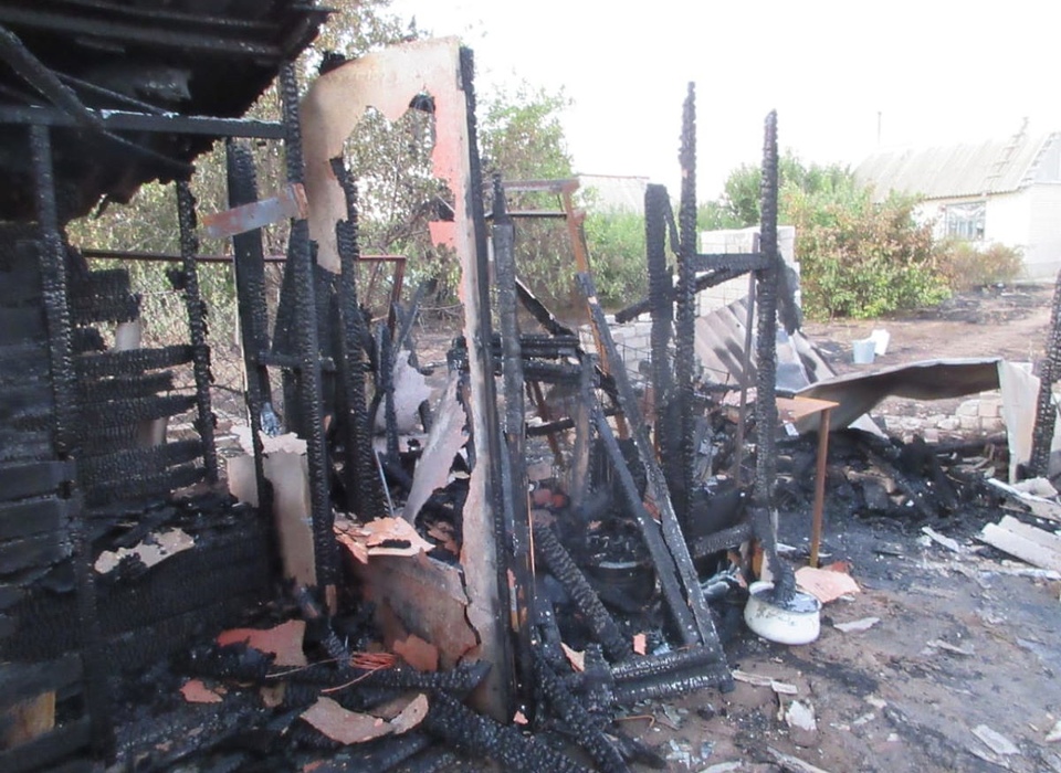Три хозпостройки сгорели в СНТ «Природа» Волгограда из-за непотушенной сигареты