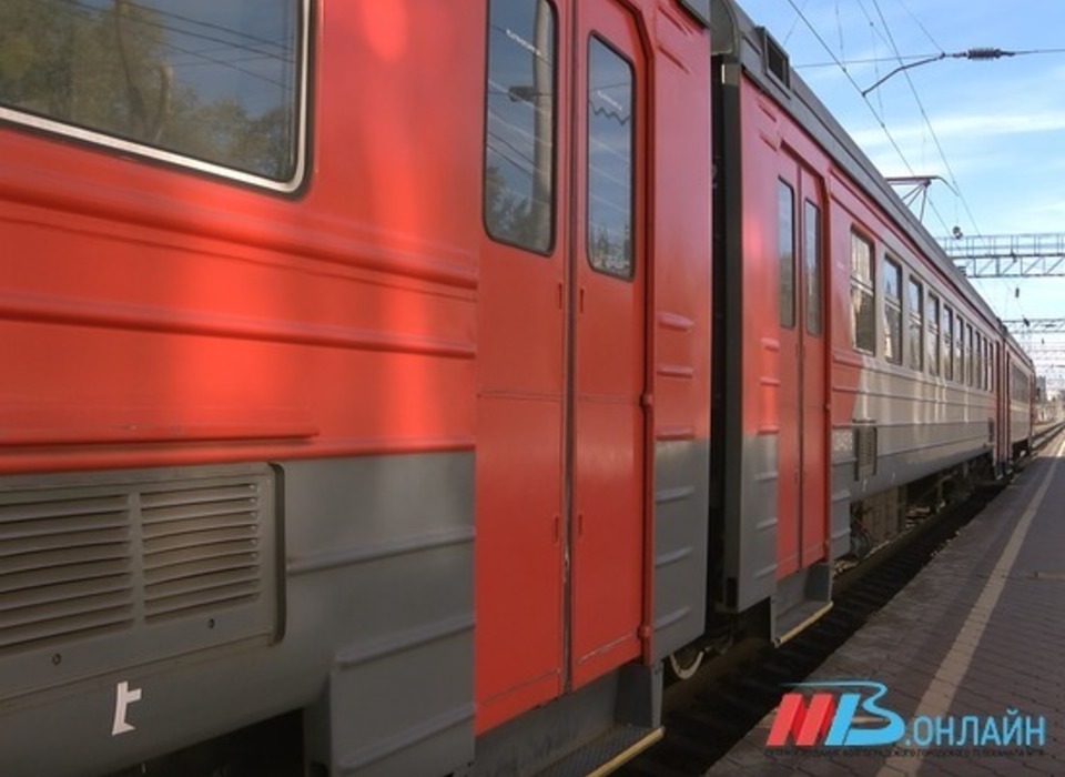 По пути в Волгоград поезд столкнулся с КамАЗом