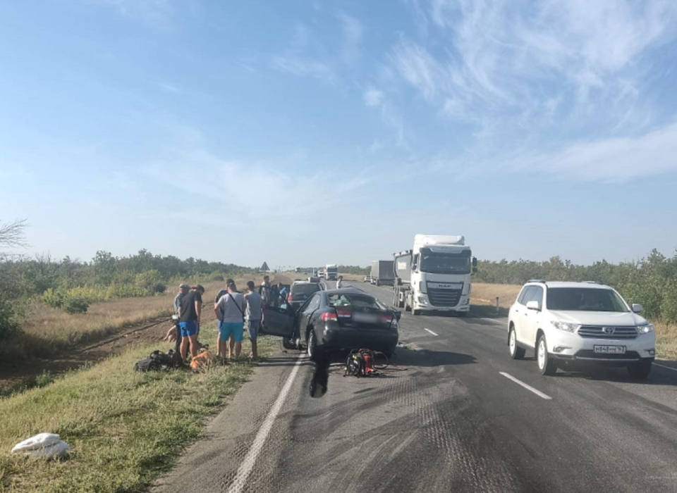 В Волгоградской области столкнулись иномарки, мужчина погиб, дети пострадали