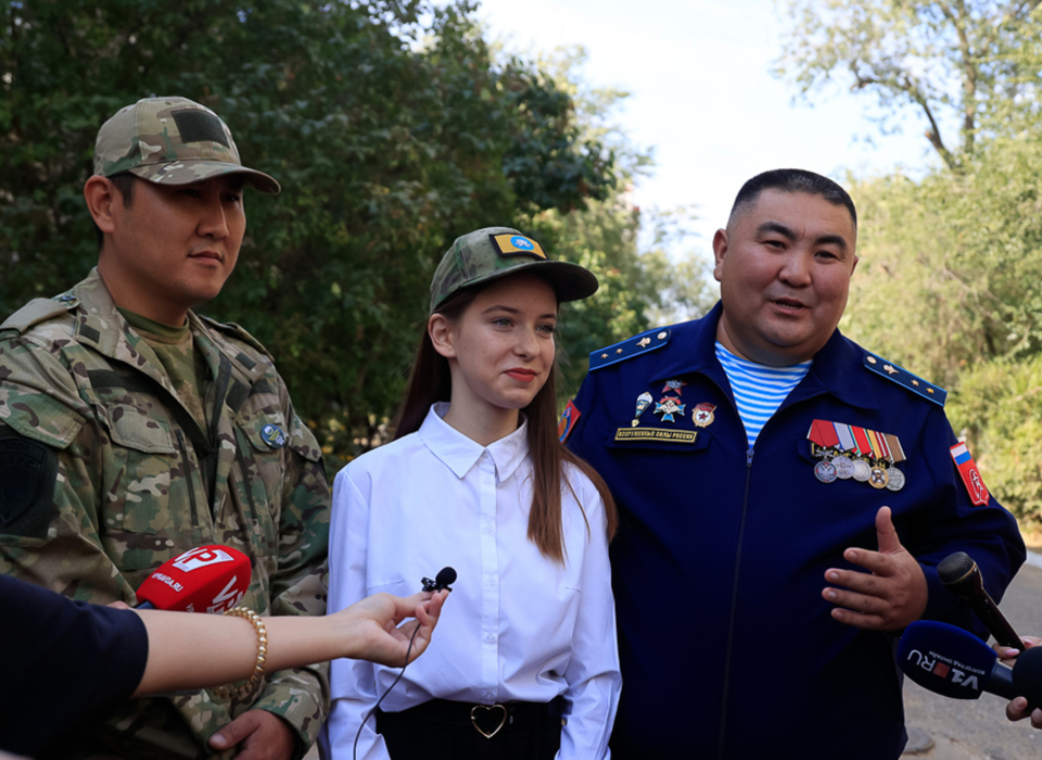 Военные из Калмыкии поблагодарили волгоградскую 9-классницу за поддержку