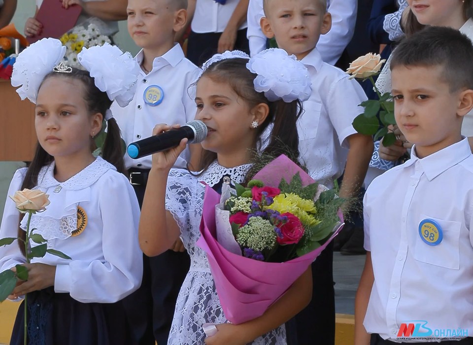 Для 100 маленьких почемучек в волгоградской школе № 98 прозвенел первый звонок