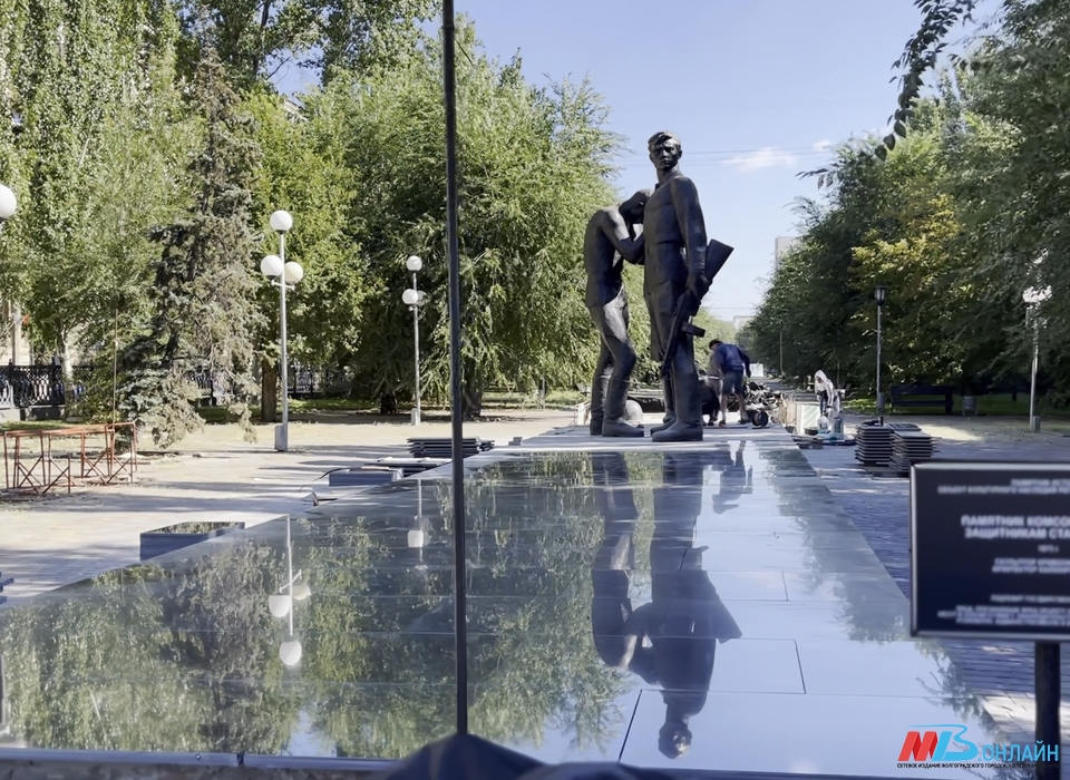 Волгоград горячий. Памятники ВОВ В Волгограде. Отреставрированные памятники. Памятник Чуйкову в Волгограде. Памятник на Современнике Волгоград.