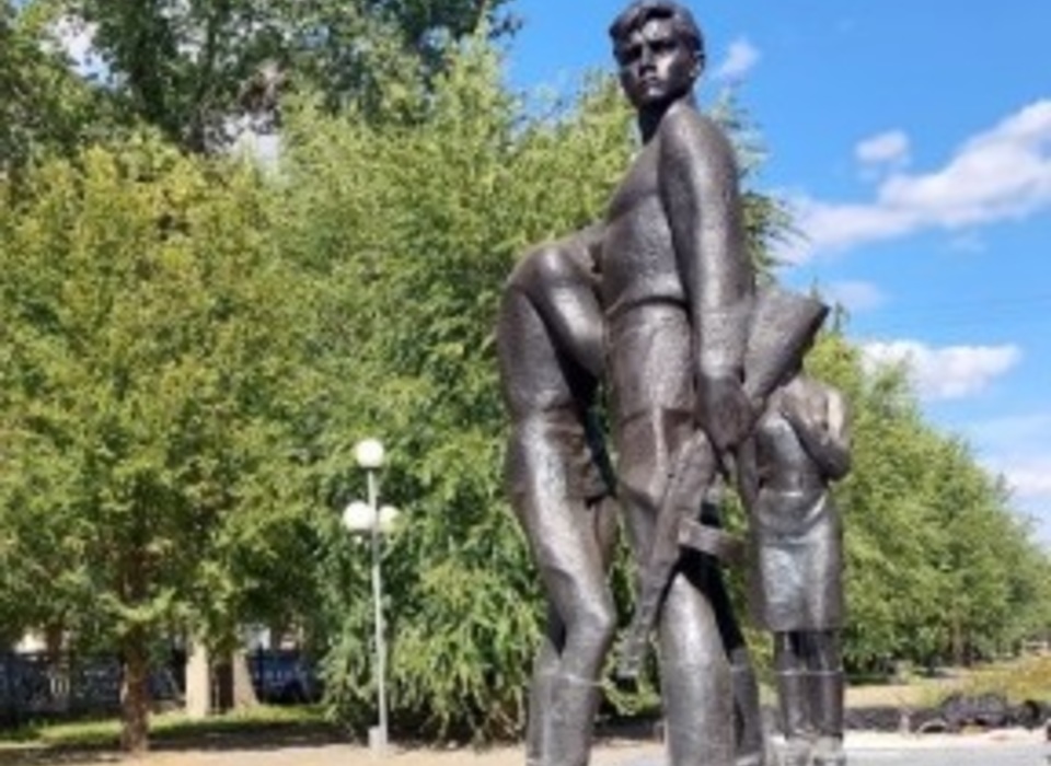 В центре Волгограда начали облицовку памятника комсомольцам