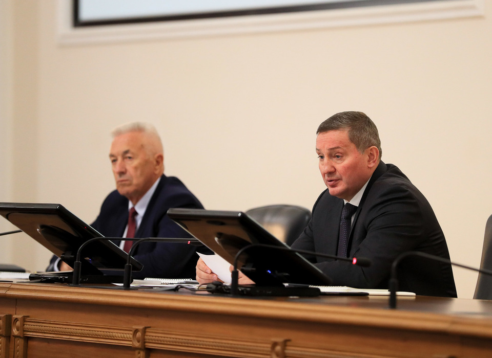 Губернатор Бочаров призвал подчиненных не почивать на лаврах и включать мозги