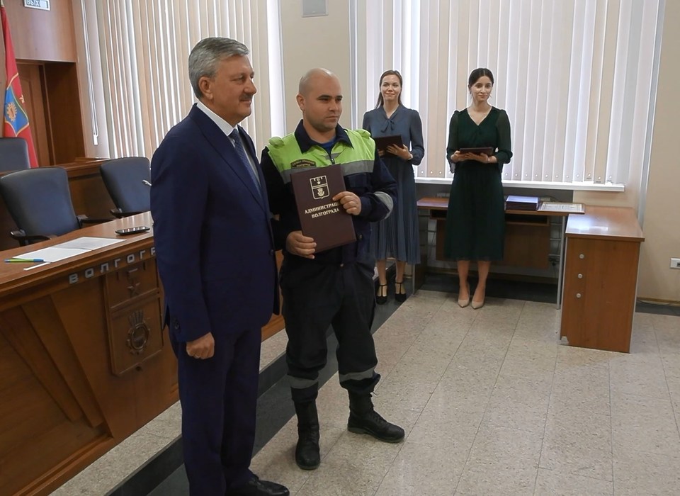 Владимир Марченко наградил волгоградцев за хорошую командную работу