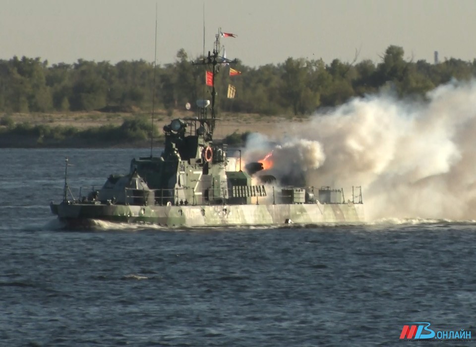В Волгограде состоялся показательный бой кораблей Каспийской флотилии