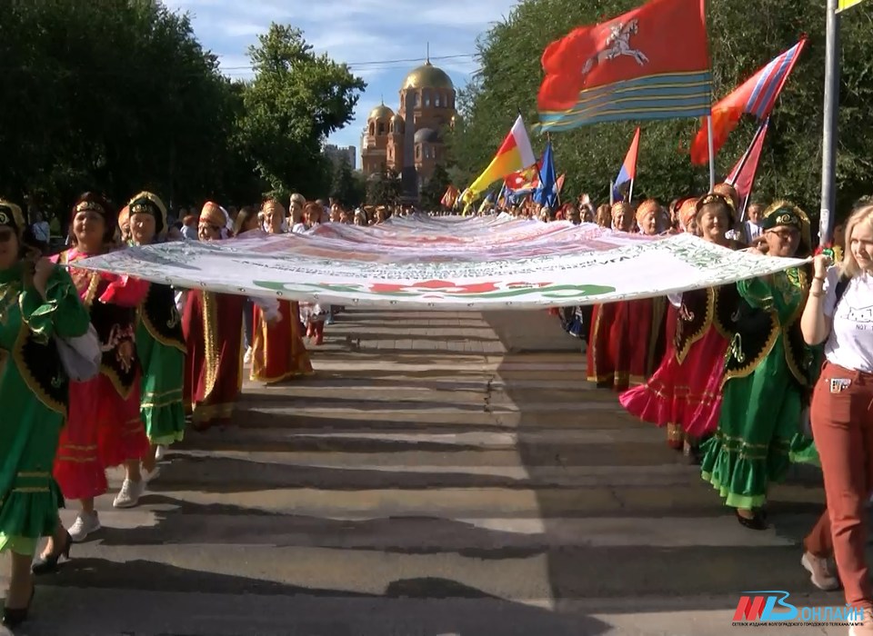 В Волгограде участники фестиваля национальных культур пронесли 76-метровое «Народное полотно»